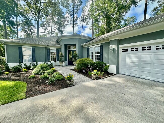Building Photo - Spacious Beautifully Appointed Two Bedroom...