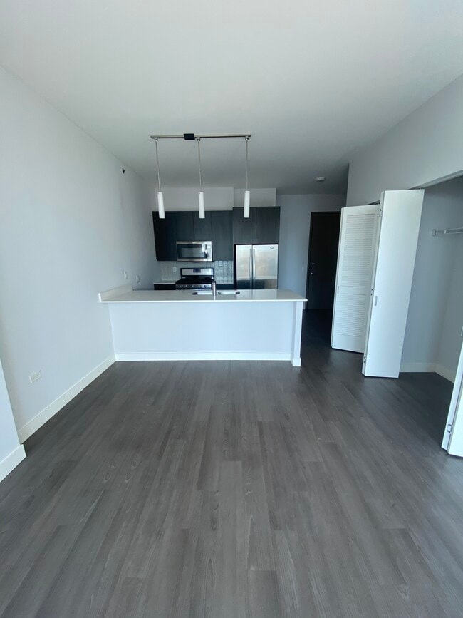 Building Photo - 801 S Plymouth Ct