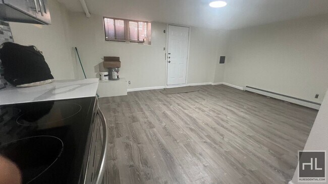 Foto del edificio - GUT RENOVATED LARGE 1 BEDROOM  SEMI- BASME...