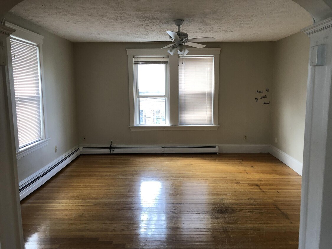 Primary Photo - 121 College St
