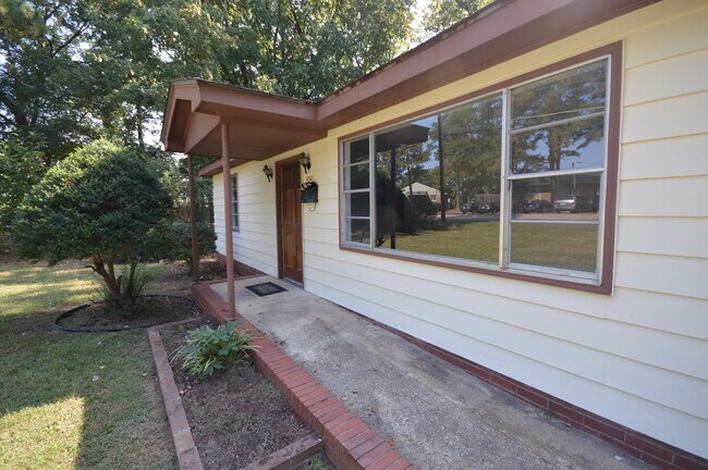 Building Photo - 3041 Woods Place- Bev Roberts Rentals & Pr...