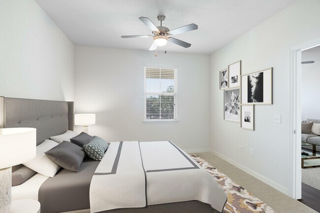 Relájese en este elegante dormitorio, donde el estilo moderno se combina con una comodidad acogedora. - Cortona South Tampa