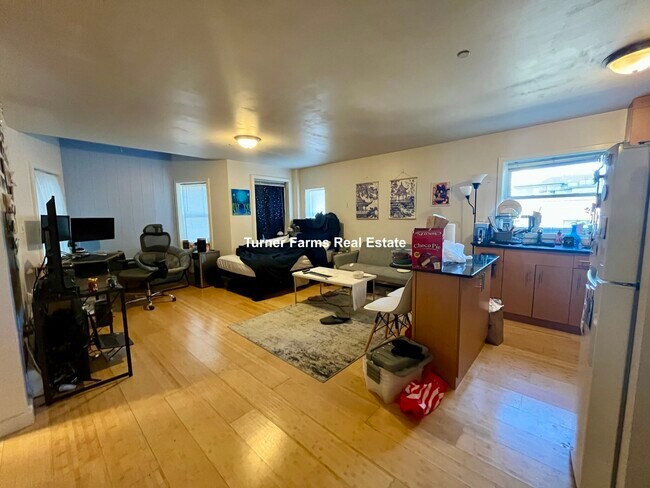 Building Photo - 461 Park Dr