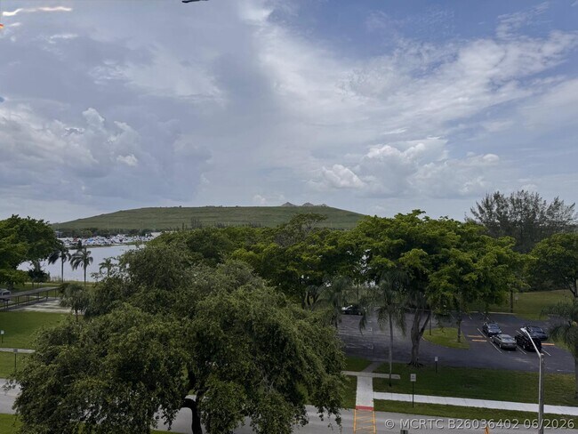 Foto del edificio - 4570 NW 18th Ave