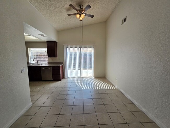 Building Photo - New Listing!