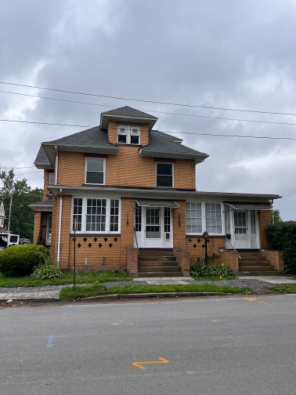 316 N Cedar St Unit Top floor, New Castle, PA 16102 Apartment for