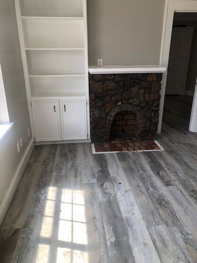 Building Photo - Cozy 2 Bed 2 Bath - AVAILABLE NOW!