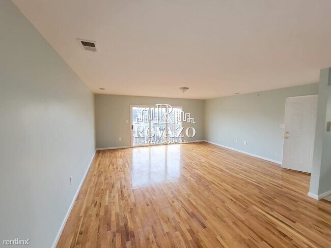 Building Photo - 3 br, 2 bath Townhome - 12 Birks Pl Apt 3