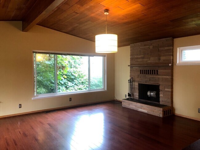 Building Photo - Fremont 3 Bedroom Home with Den and Detach...