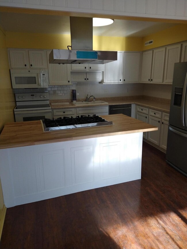 Building Photo - 20245 Independence Dr