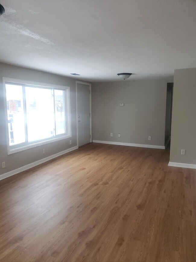 Building Photo - 305 Venice Dr