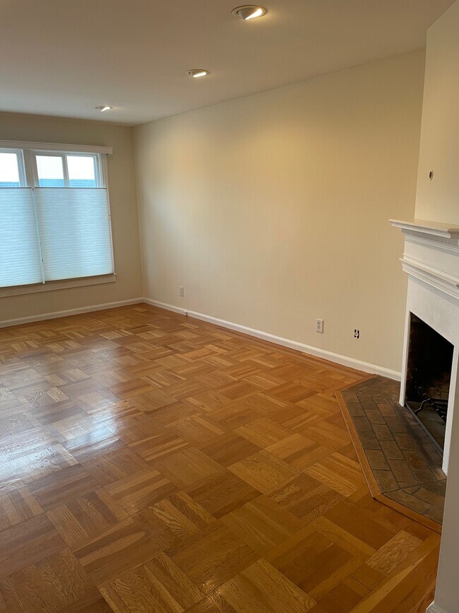 Building Photo - 570 Teresita Blvd