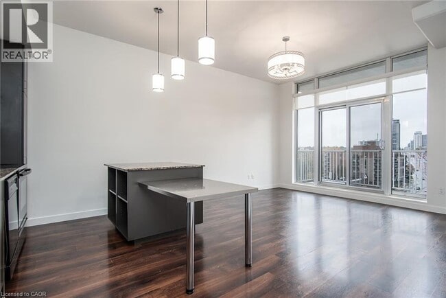 Building Photo - 191 King St S