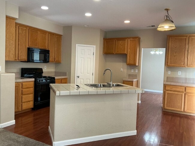 Building Photo - Four bedroom beauty