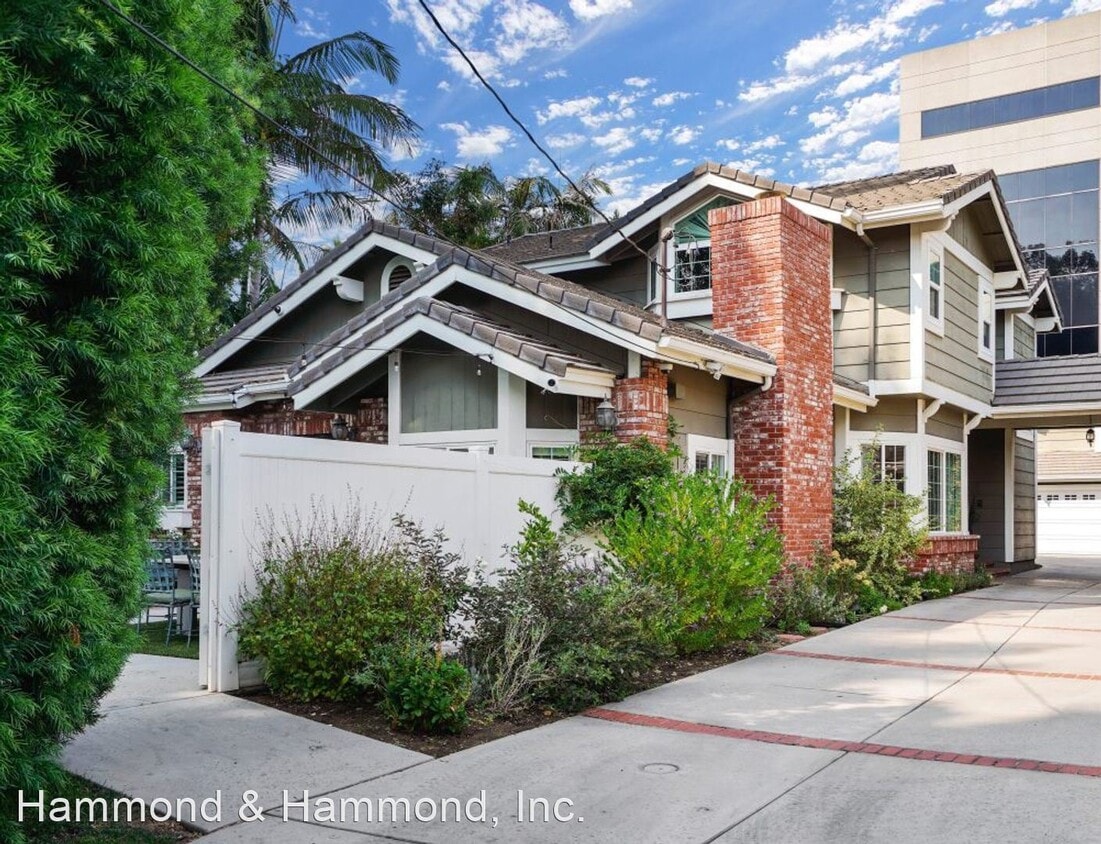 Primary Photo - 5 br, 4.5 bath House - 16041 Dickens St.