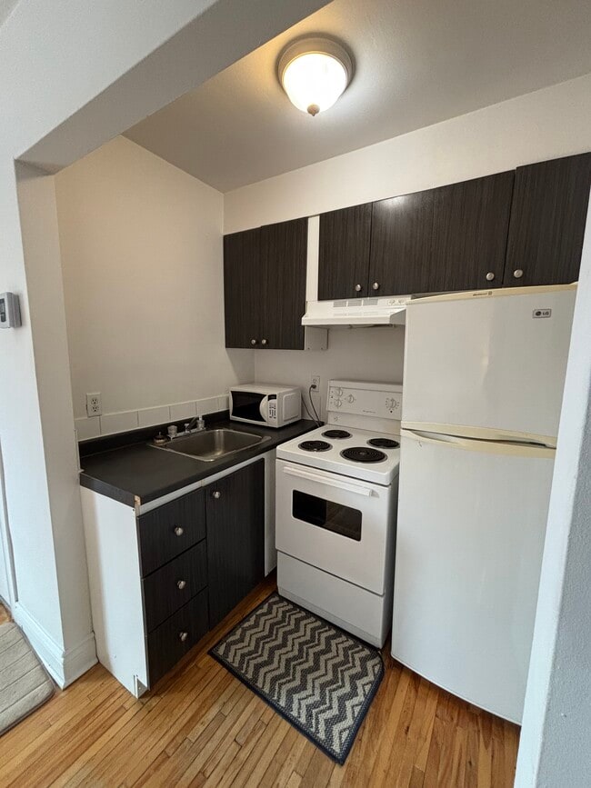 Building Photo - 1820 Rosemont