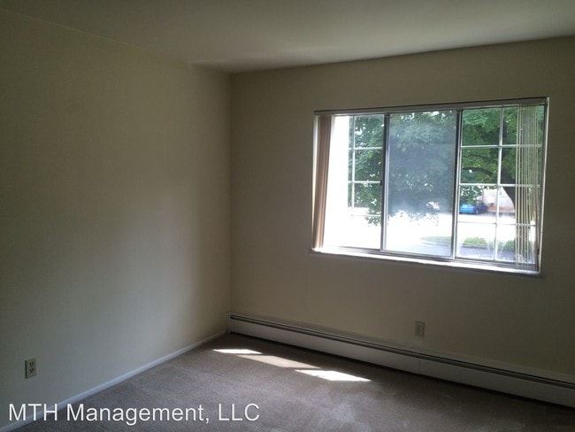 Building Photo - 3225 Holiday Dr