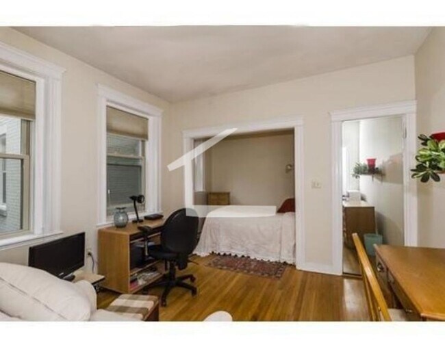 Building Photo - Spacious Brighton Studio for June! Easy ac...