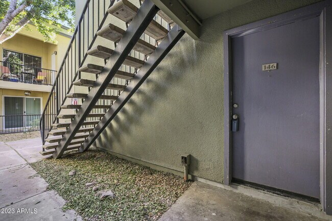 Building Photo - 740 W Elm St