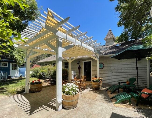 Colorful covered patio area for outdoor grilling, relaxing and living. - 6605 Shady Lake Ln