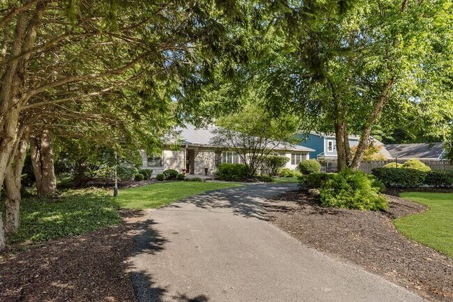 Foto del edificio - Elegant Updated Meridian-Kessler Home on E...