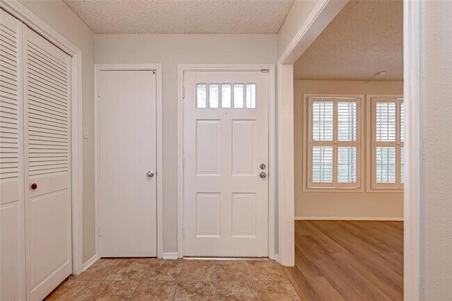 Foto del edificio - 14343 Misty Meadow Ln