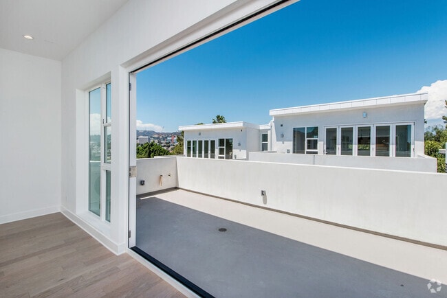 Building Photo - 857 1/2 Hyperion Ave