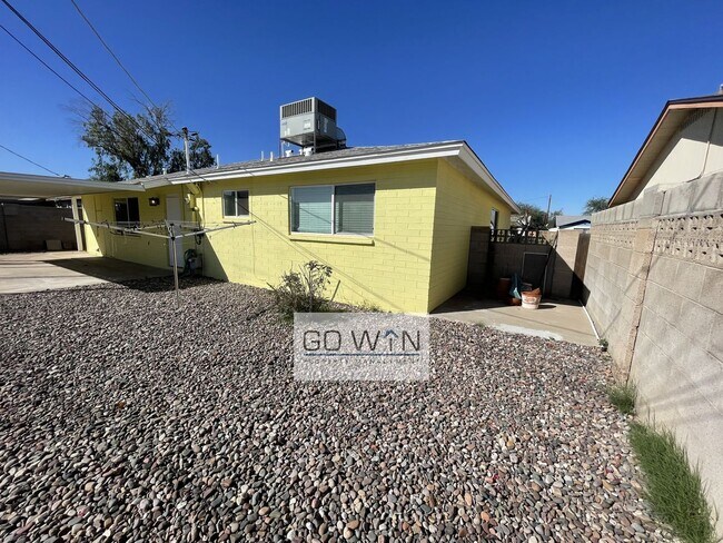 Foto del edificio - 4 Bed/ 2 Bath - House With Backyard!