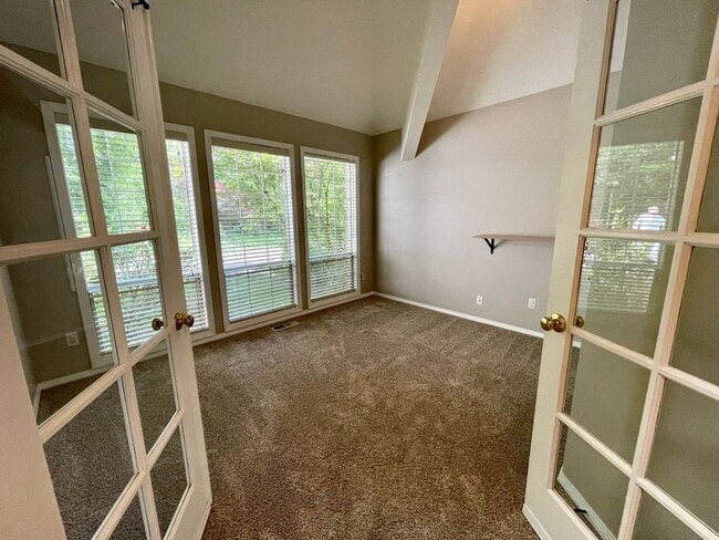 Building Photo - Spacious SW Portland Home With Brand New C...