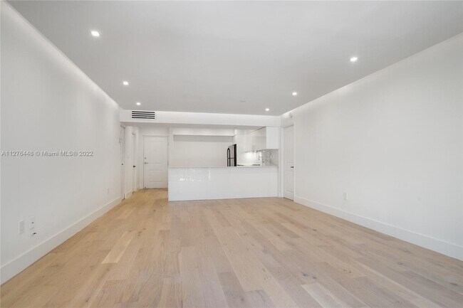 Foto del edificio - 17107 N Bay Rd