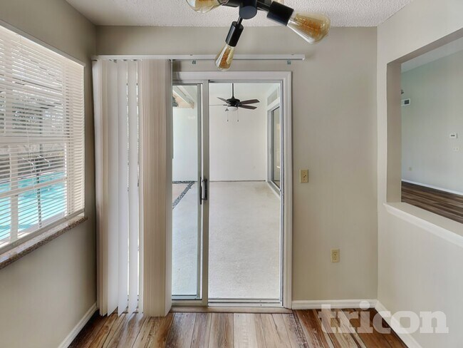 Foto del edificio - 4944 Harbor Woods Dr
