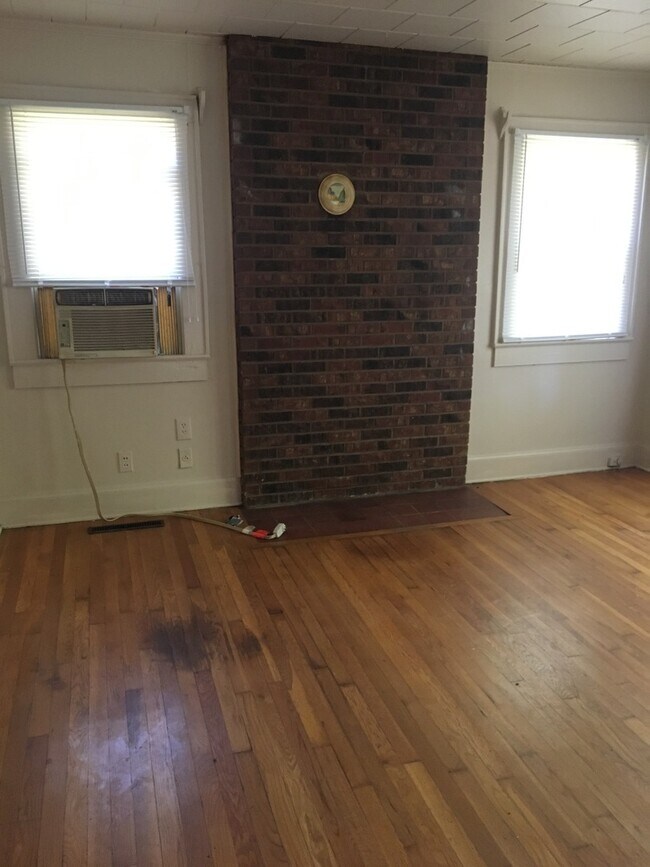 Building Photo - Two bedroom, 1 bath house in Burlington