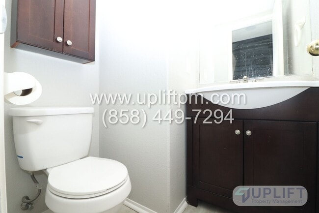 Building Photo - 3 Bed, 2.5 bath Condo w/ Central HVAC, Lau...