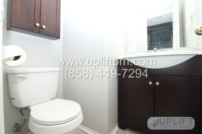 Foto del edificio - 3 Bed, 2.5 bath Condo w/ Central HVAC, Lau...