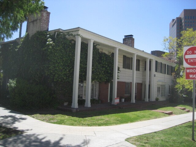 Building Photo - 1002 Tiverton Ave