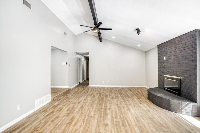 Building Photo - 1802 Hillcrest Dr