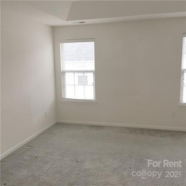 Building Photo - Beautiful three bedroom townhome