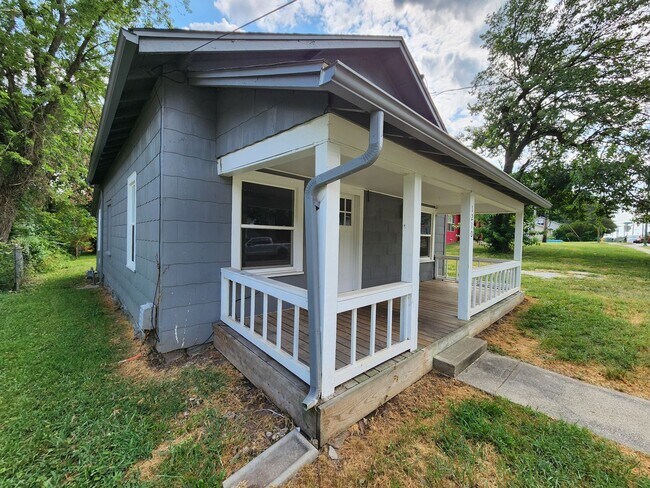 Foto del edificio - Spacious 3-Bedroom, 1-Bathroom Home AVAILA...