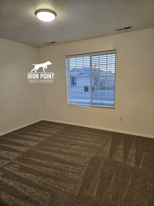 Foto del edificio - *$500 off your first months rent!* Move-in Ready Home w/new paint & flooring throughout, 2 car ga...