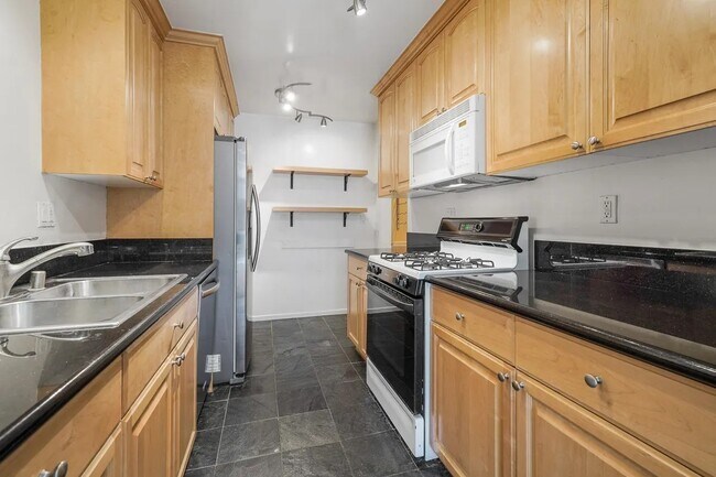 Building Photo - 6415 Green Valley Cir