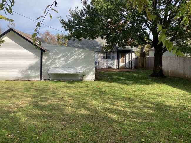 Building Photo - 609 S Littler Ave