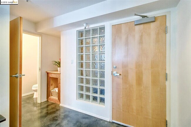 Unit entrance / foyer - 3116 Adeline St