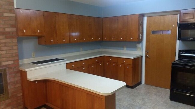 Building Photo - Beautiful 3 bed 2 bath house with garage.