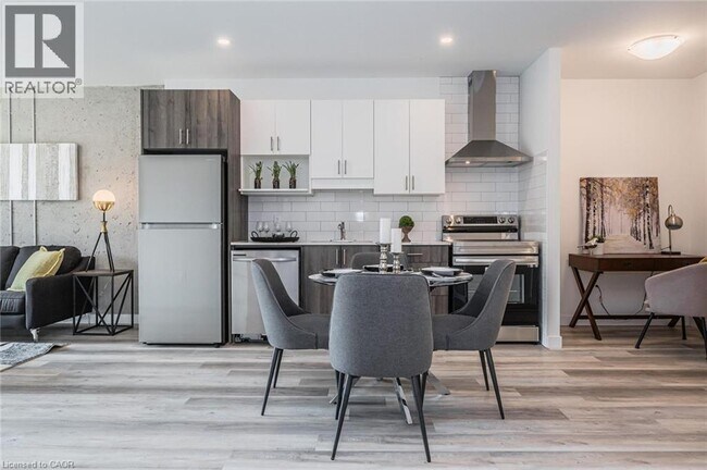 Photo du bâtiment - 1438 Highland Rd W