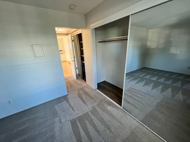 Building Photo - 1 bedroom 1 bath updated unit-downstair unit