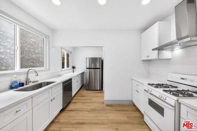 Building Photo - 1050 S Hayworth Ave