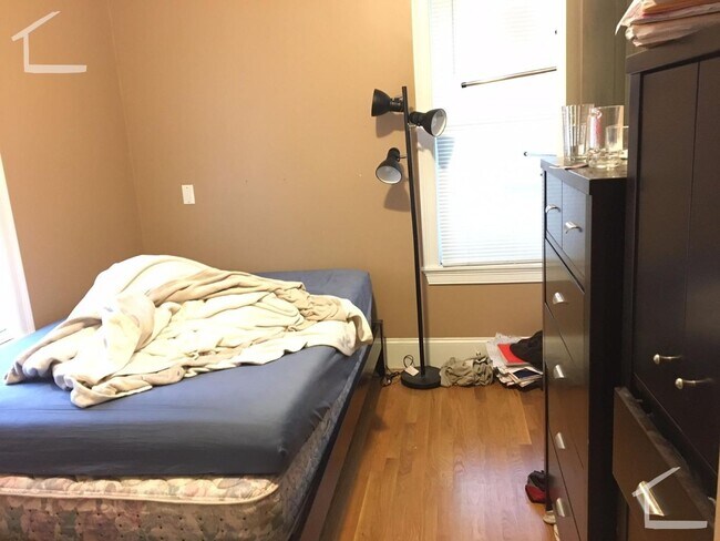 Building Photo - Unique and Unique Apt