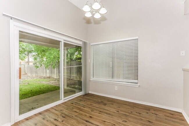 Foto del edificio - 6306 Pilgrim Ln