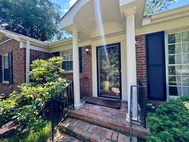 Building Photo - Idyllic Green Hills Home