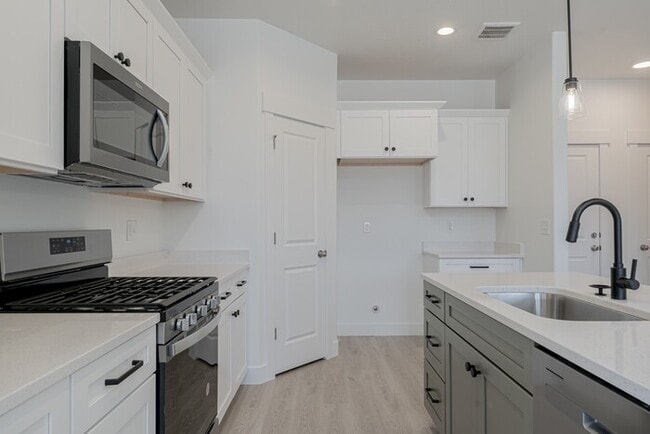 Building Photo - Townhouse in Saratoga Springs